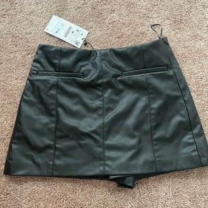 Women’s Black Faux Leather Zara Skort Size Small